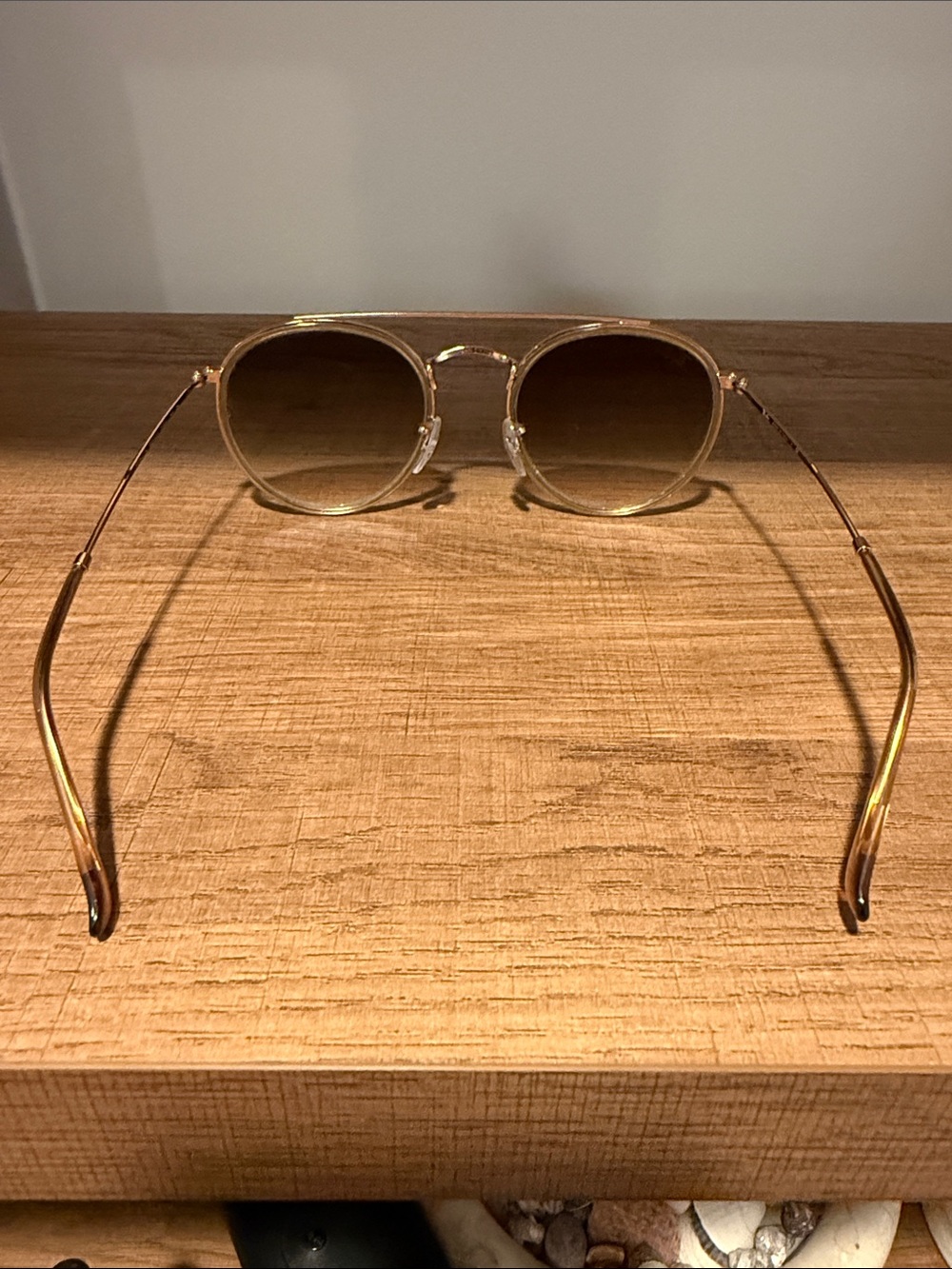 BOGO 🟢 Ray-Ban Gold Frame Sunglasses with Brown Gradient Lenses in case - Picture 3 of 7